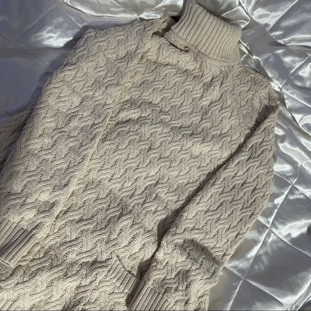 Long turtle neck sweatshirt